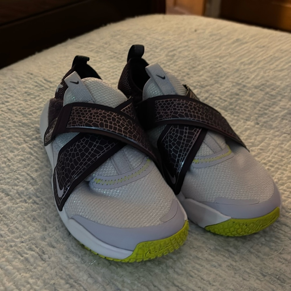 girls nike flex advanced se dragonfly sneakers brand new